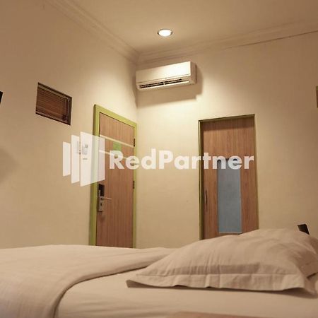 Wisma Sederhana Mitra Reddoorz Medan Exterior photo