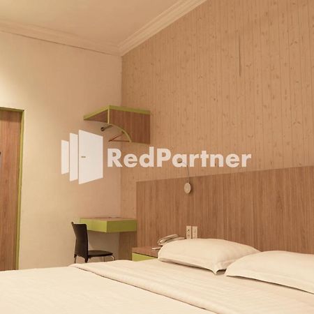 Wisma Sederhana Mitra Reddoorz Medan Exterior photo