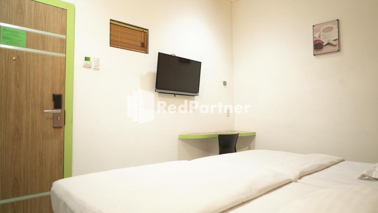 Wisma Sederhana Mitra Reddoorz Medan Exterior photo
