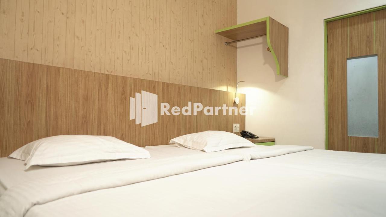 Wisma Sederhana Mitra Reddoorz Medan Exterior photo