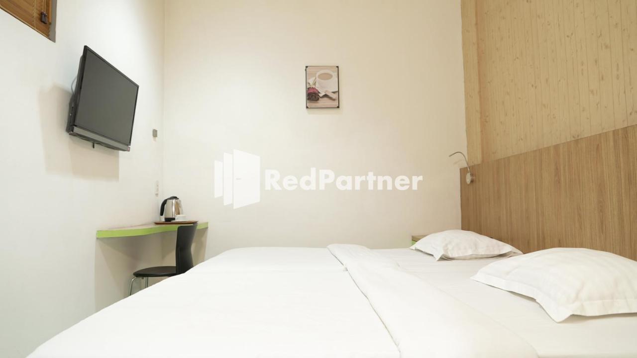 Wisma Sederhana Mitra Reddoorz Medan Exterior photo