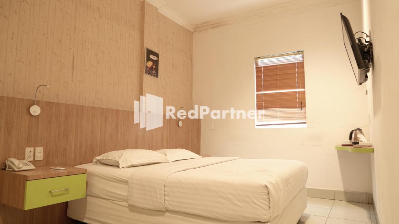 Wisma Sederhana Mitra Reddoorz Medan Exterior photo