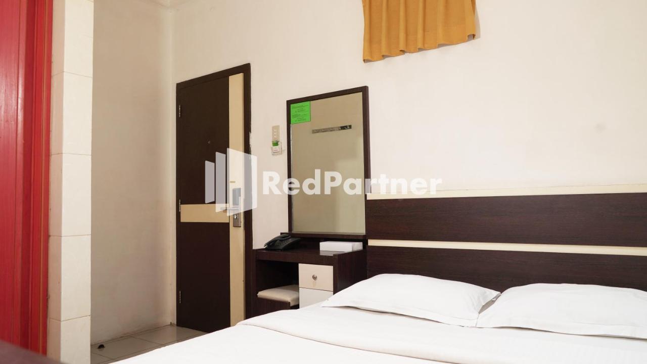 Wisma Sederhana Mitra Reddoorz Medan Exterior photo