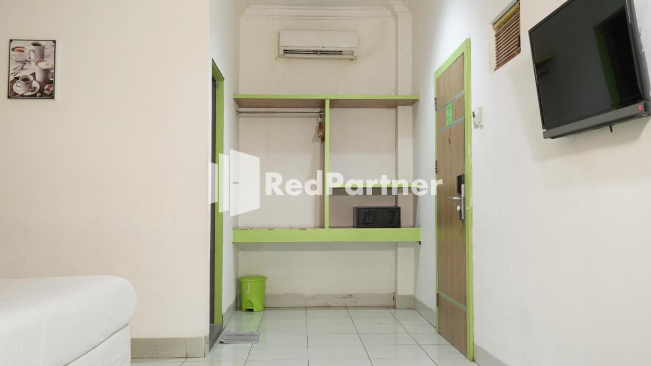 Wisma Sederhana Mitra Reddoorz Medan Exterior photo