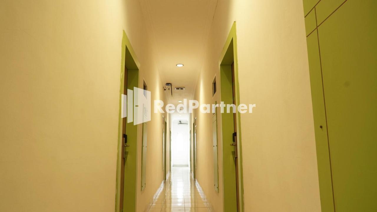 Wisma Sederhana Mitra Reddoorz Medan Exterior photo