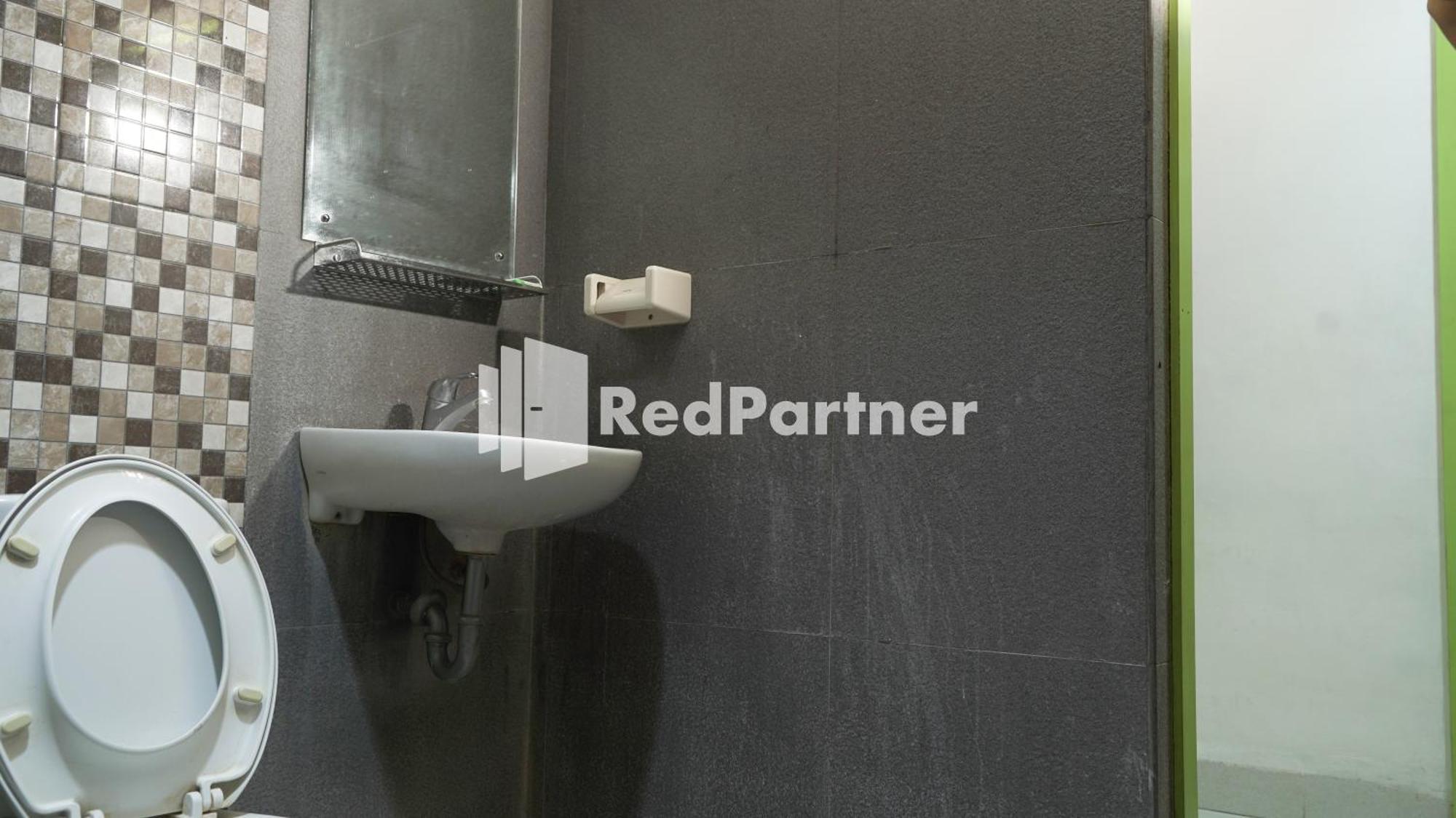 Wisma Sederhana Mitra Reddoorz Medan Room photo