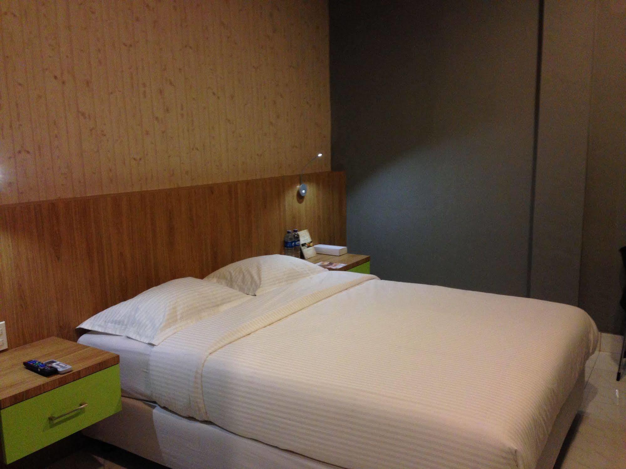 Wisma Sederhana Mitra Reddoorz Medan Exterior photo
